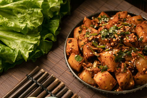 鐵板土豆 街邊美食的視覺盛宴，攝影鏡頭下的小吃傳奇